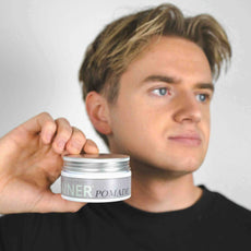 Gainer Pomade™ kombinerer et medium shiny look med naturlige ingredienser, der har dokumenteret effekt mod hårtab. Formlen, beriget med niacinamid(B3), jojobaolieekstrakt og økologisk rosmarin- og pebermynteolie, øger blodcirkulationen til hårsækkene, mens biotin og koffein styrker og forlænger hårets vækstfase. Den unikke vandbaserede sammensætning gør voksen let at skylle ud og forhindrer produktopbygning. 