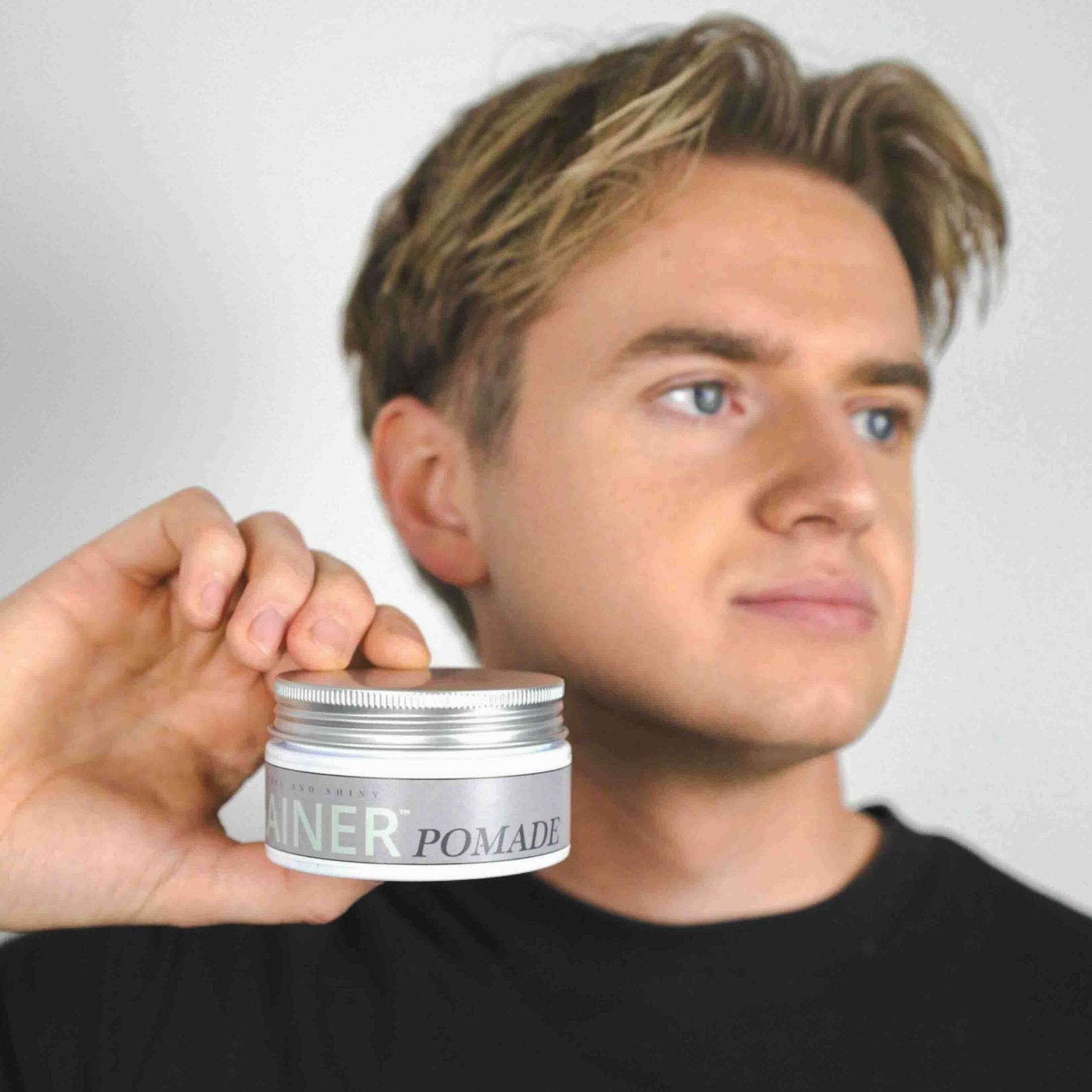 Gainer Pomade™ kombinerer et medium shiny look med naturlige ingredienser, der har dokumenteret effekt mod hårtab. Formlen, beriget med niacinamid(B3), jojobaolieekstrakt og økologisk rosmarin- og pebermynteolie, øger blodcirkulationen til hårsækkene, mens biotin og koffein styrker og forlænger hårets vækstfase. Den unikke vandbaserede sammensætning gør voksen let at skylle ud og forhindrer produktopbygning. 